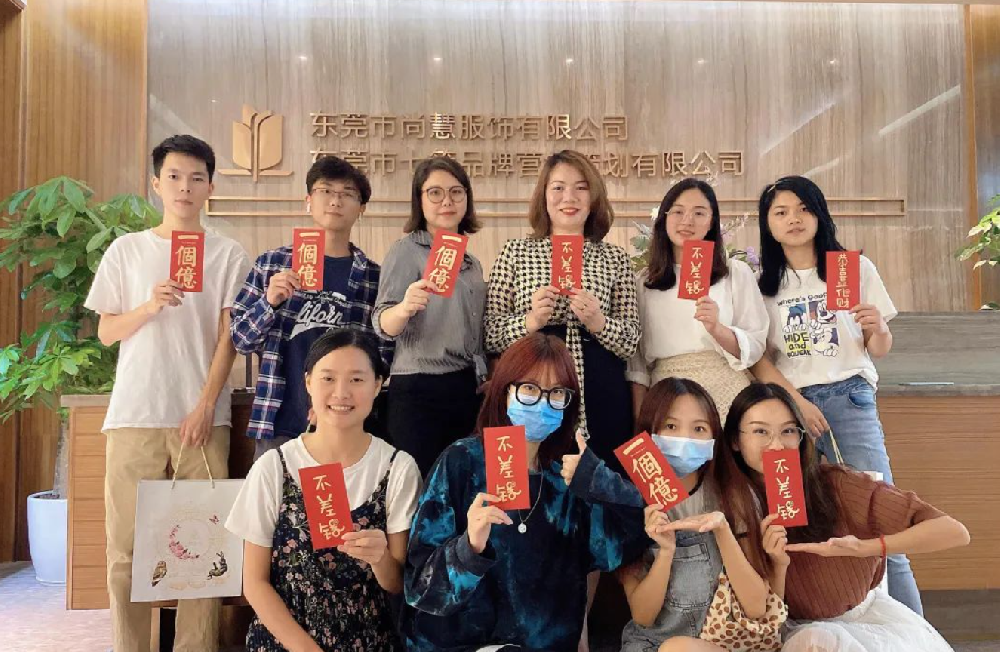 尚慧服饰祝您国庆中秋佳节快乐，合家团聚，月圆人更圆！